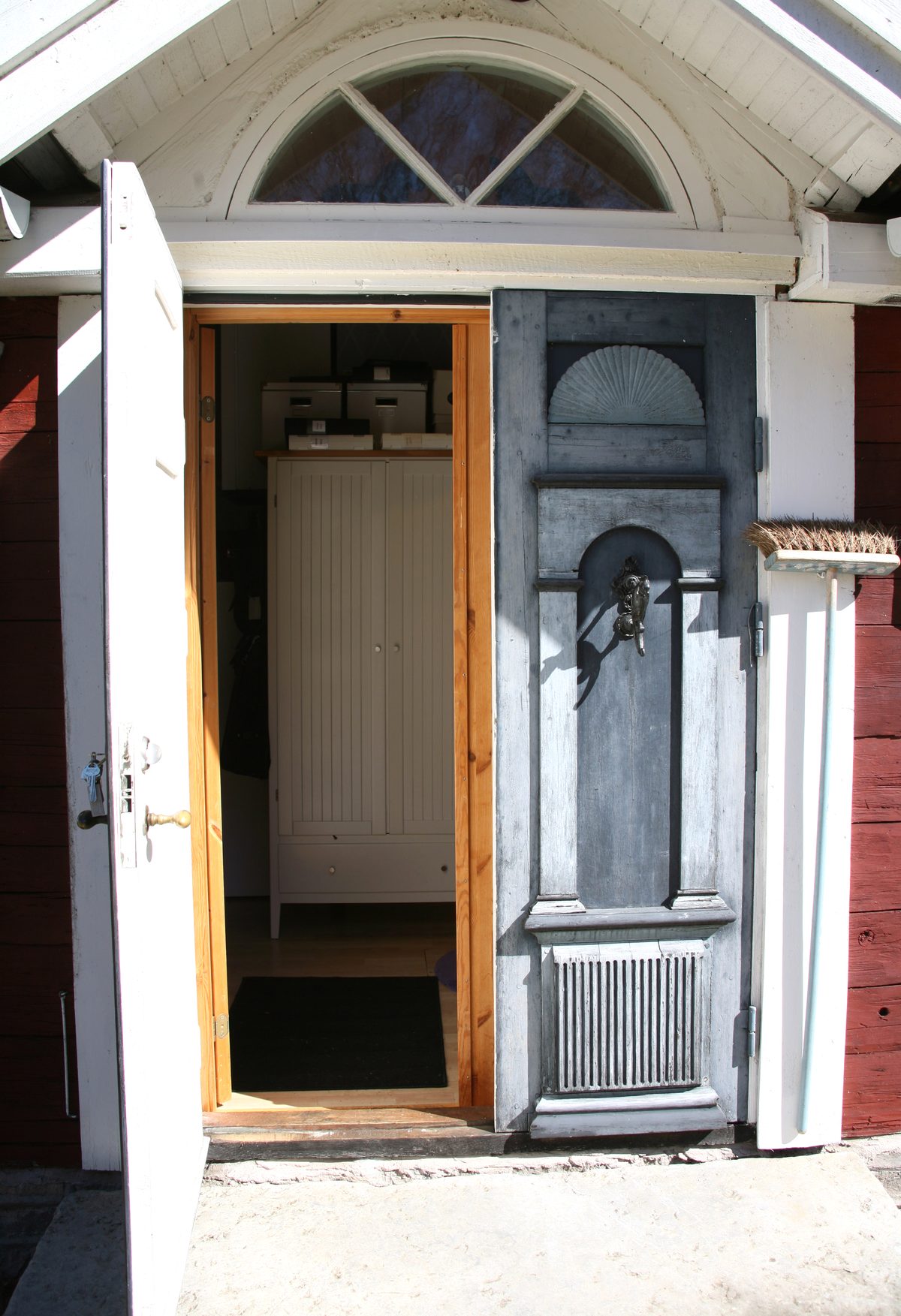 The arched entrance door of the cabin