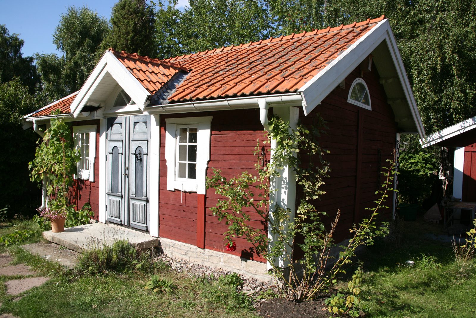 The cabin seen from the garden side
